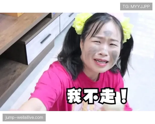 张帅训练完直接蹲路边啃烧饼，这自律程度我真看傻了